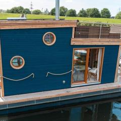 Tiny-Hausboot mit Kamin und Dachterrassenlounge