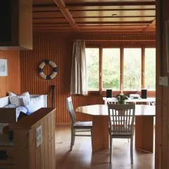 Haus am Seeufer mit Veranda in natürlicher Umgebung