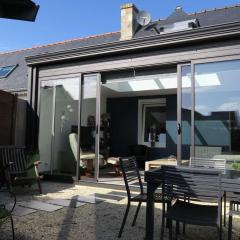 Maison rénovée 3*, exposée Sud, cour fermée, près du centre de Trégastel, avec vélo et équipements bébé - FR-1-368-190