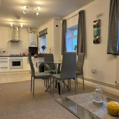Elegant Serviced Apartment with Parking in Oxford
