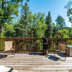 RiverRidge Getaway: 3 Bedroom, 3 bath Upper Canyon Cabin on the River!