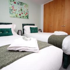 Hamilton Court Apartment for 4 Guests, Bright and Central Location with Balcony and Wi-Fi