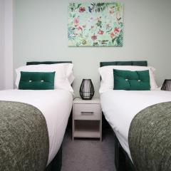 Hamilton Court Apartment for 4 Guests, Bright and Central Location with Balcony and Wi-Fi