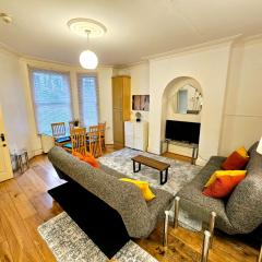 Spacious 2 Bedroom Flat with Private Entrance and Back Patio, 2min walk to Earl's Court Station