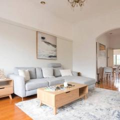 Richmond Delights - 4 Bedrooms and a Big Backyard