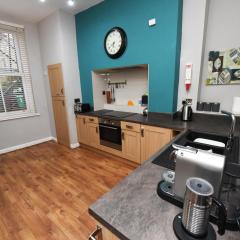 Harrogate Self Catering - Harrogate Convention View Suite - 5 En-suite Bedrooms