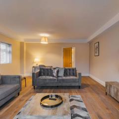 2BR Gem, Private Parking & Private Garden