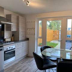 Modern 3bed house in central location & free parking