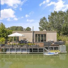 THE ROOT your charming floating home