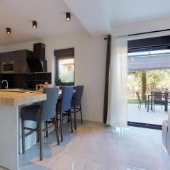 2 Bed House - Sleeps 4 - Garden - Parking - Wifi