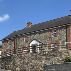 Captivating 5-Bed House with hottub near to Brecon