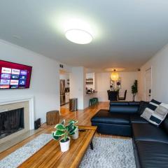 Bright & Cozy 2BR Family Suite Sleeps 6 with Private Balcony and Optional Parking Near Centennial Park & Broadway