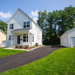 New Townhome Near Downtown-King Bed/Workstation