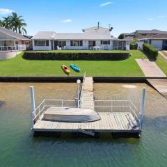 Deja Bleu - great family home with jetty