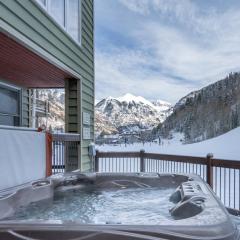 Etta Place 1 by AvantStay Ski In Ski Out Unit w Views of the Slopes
