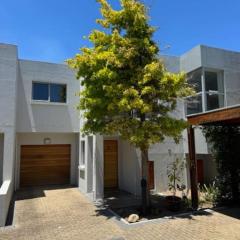 Luxury Townhouse in Stellenbosch CENTRAL (BACK-UP POWER)