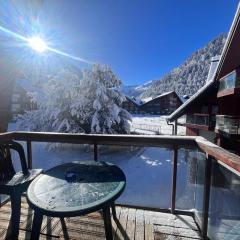 Aux Pieds des pistes en plein soleil