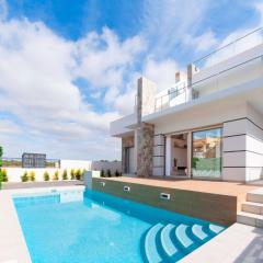 Villa de Sol in Los Alcazares with 4 bedrooms, private swimming pool, sauna and jacuzzi.