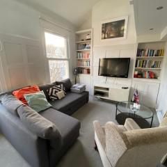 Gorgeous Hammersmith home. Sleeps 6. Tube 5 mins!