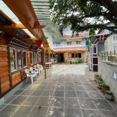 Mount kailash lodge and resturant , Monjo