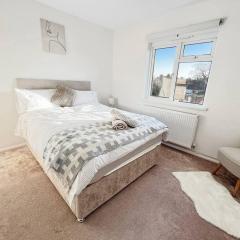New Stylish 2-Bed Retreat in Central Windsor