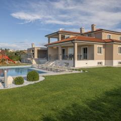 Villa Silvia for 10 people with infinity pool and large playground