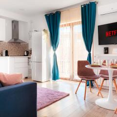 Christmas Market Downtown Apartment Boutique - Blue & Pink