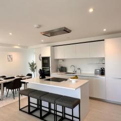 Quiet Clifftop luxury apartment with partial seaviews