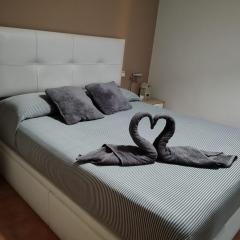 Habitación con cama matrimonial en Málaga