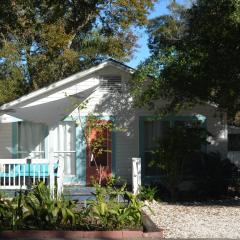 Boho Bungalow- Private Side Porch in Downtown Brunswick