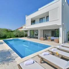 5-bedroom villa near Split with pool
