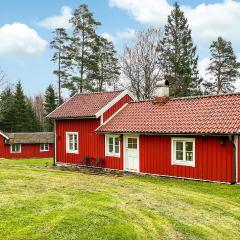 Gorgeous Home In Kinnahult With Kitchen