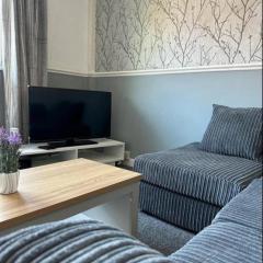 A Charming 2-BR Property - Sleeps 5