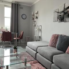 2 Bed Flat - Sleeps 4 - Garden - Parking - Wifi