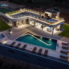 NEW! Luxury Villa Madre with 5 en-suite bedrooms, heated 72sqm Mineral pool, Whirlpool, outdoor Gym, Playground