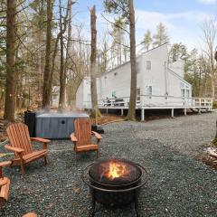 Cozy Pocono haven with lake access, hot tub, indoor & outdoor fireplace, games and pet friendly