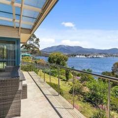 The Bay Waterfront home 10 min to CBD Sleeps 9