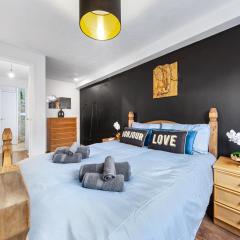 Quirky Canary 2Bed, Free Parking, Smart TV & Games