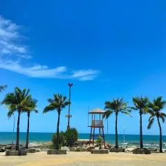 BEACH FRONT modern room + Free hi speed Wi-Fi