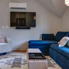 Modern East Nash Townhouse, Walk to Favorite Eats, Sleeps 6 with Smart TVs, Workspace & Fast WiFi, Full Kitchen, Garage & 24 Hr Hospitality, Steps to Mas Tacos & Rosepepper, 10 Min to Broadway, Five Points & Nissan Stadium