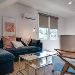 Modern East Nashville Retreat, Walk to Local Faves, Cozy Living Space, Smart TVs & Fast WiFi, Full Kitchen, Garage & Workspace, Steps to Mas Tacos & Rosepepper, 10 Min to Broadway & Nissan Stadium, 24 Hr Hospitality