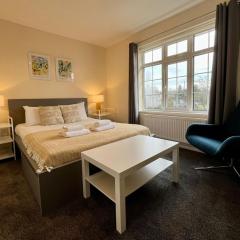 CENTRAL, newly refurb 2 bed flat with FREE PARKING