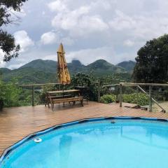 Cabana nas montanhas com piscina