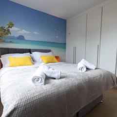 Palm Trees House - Perfect for Professionals & Families - Long-Term Stay Available