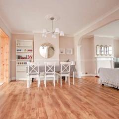Beautiful Bright Three Bedroom House in Brighton and Hove