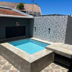Casa agradável com pequena piscina !