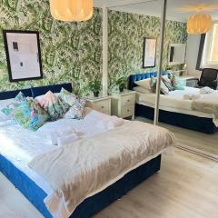 Luxe Haven King Bed En-suite & Double with Parking