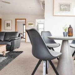 CBD Apartment with WiFi & Parking