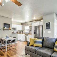 Vibrant Watermelon - Hot Tub, BBQ-Grill, King-Bed, Backyard, Parking