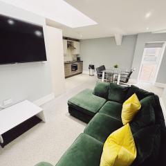 2 Bedroom Apartment in the Heart of Newcastle - Modern - Sleeps 4